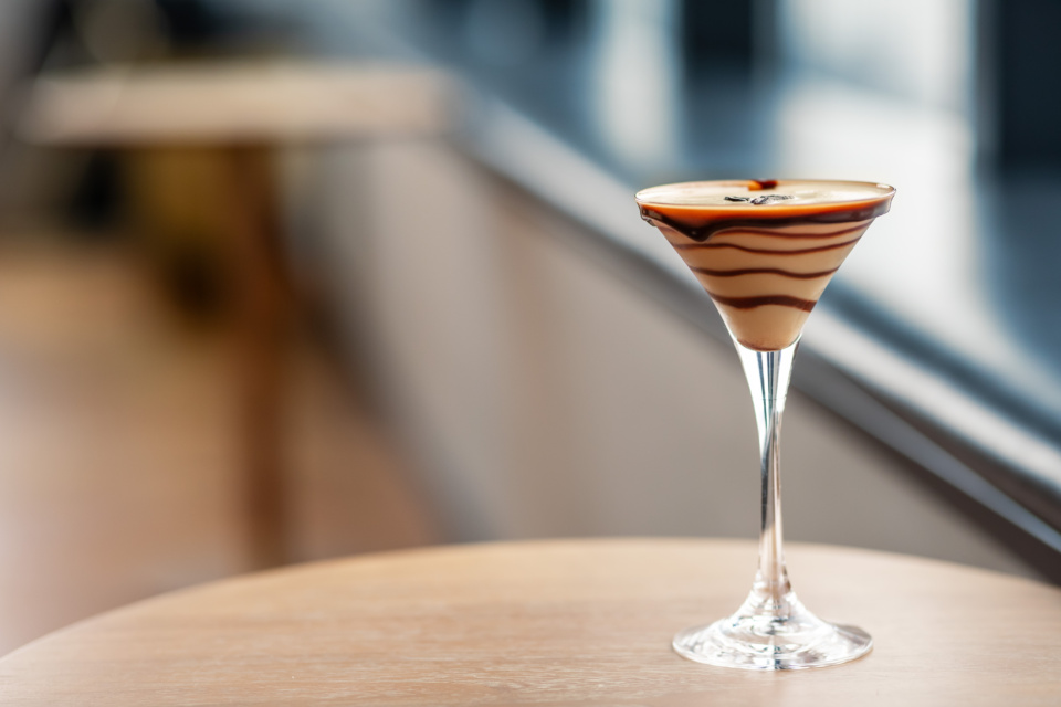 マンスリーカクテル “チョコレートエスプレッソのマティーニ” | ザ ノット